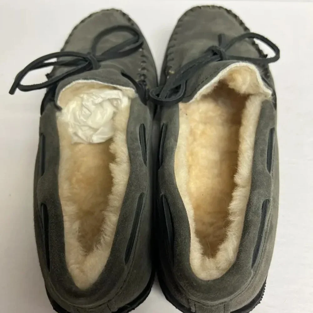 Minnetonka Mens Sheepskin Hardsole Moccasin Slipper Grey 9 M